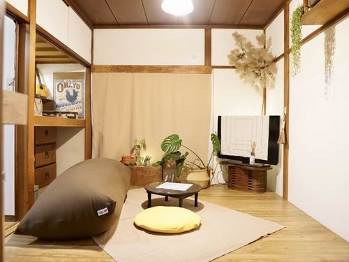 【after】床はﾌﾛｰﾘﾝｸﾞ、壁は漆喰塗料塗り、押入にはリンゴ箱を再利用した収納を設置