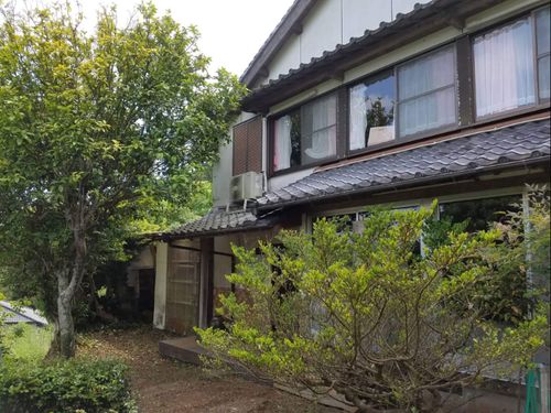 住まいは2パターン。こちらは参勤交代の時代からあったという広い縁側付きの古民家