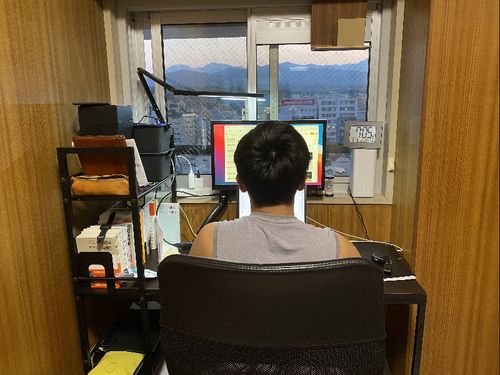 自宅でのリモートワーク風景(浦川さん提供)
