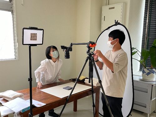 カメラマンさんと商品写真の撮影を進めています。