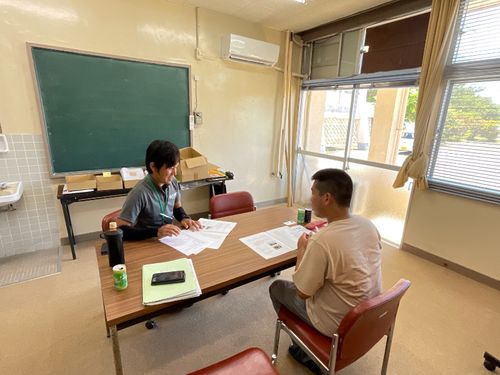 農業研修生の制度について説明を聞いているところ