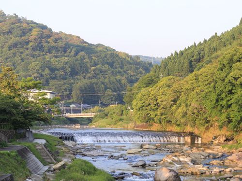 南仙荘の目の前の矢部川。モニターから目を上げるとこの景色が広がっています。