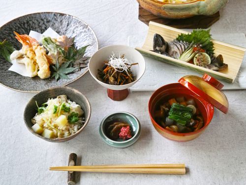 ジビエや山菜、川魚にきのこ…そして採れたての旬野菜。新庄村の食材をたっぷり使った 里山のフルコース。