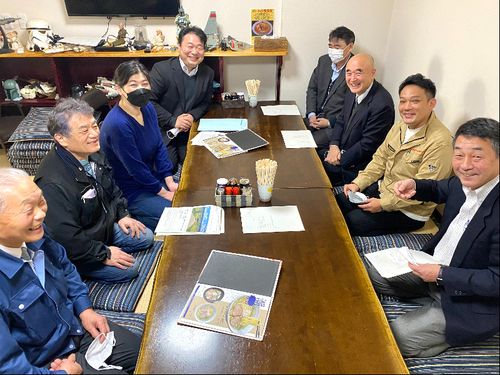 ラーメン屋さんでの会合は、オモワズ笑顔になります。