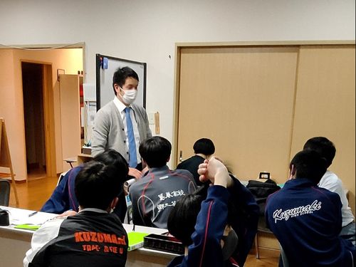 授業中、息抜きがてら談笑している風景です。