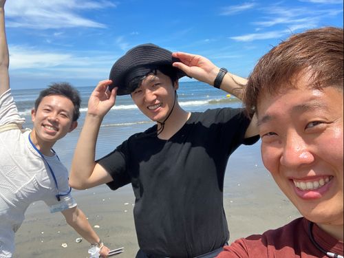 小林(右)と髙橋(左)で隣の市の協力隊(中央)の所へ遊びに行ったとき
