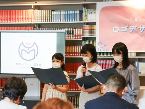 矢祭もったいない図書館の活動の様子。地元の子どもたちと図書館のロゴデザインを考えました。