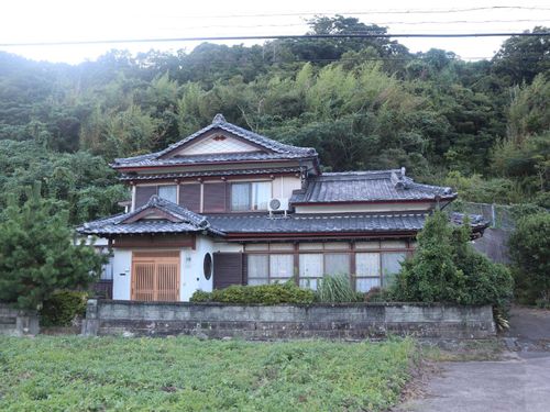 ゲストハウス候補の空き家（農地付き）。雪浦川沿いにあり窓からは川や山が見える