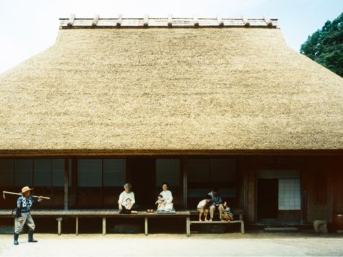 町内企業、群言堂のシンボル「鄙舎」