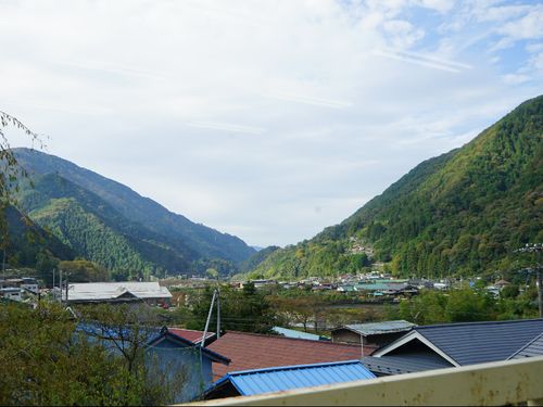 山がひらけ、澄んだ空気と美味しい水がある地域です