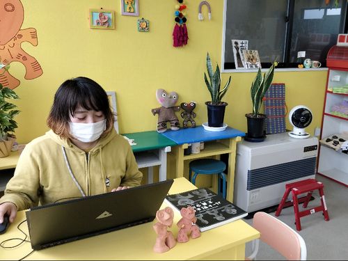 つきのき商店を拠点にイラストレーターとして活動する田中さん