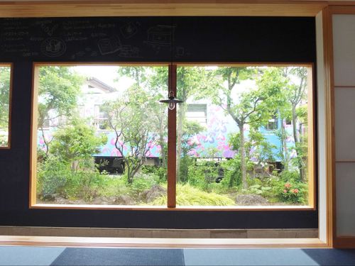 関係案内所のすぐそばを走るローカル鉄道「フラワー長井線」