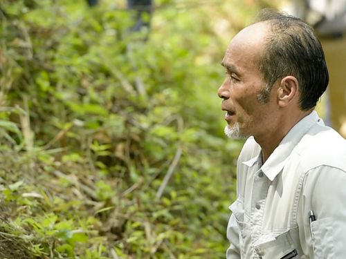 火入れ前に唱え事をする、焼畑の継承者　椎葉勝さん