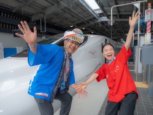 西九州新幹線の開通をPRする新幹線マン（左）と武雄温泉駅の駅員さん。溢れるパッションが魅力的(笑)