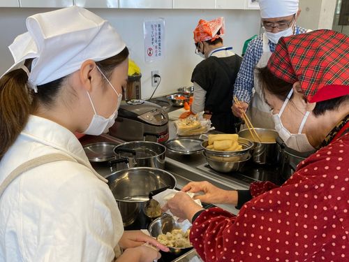 秋穂地域交流センターでお接待料理を教えてくださる様子