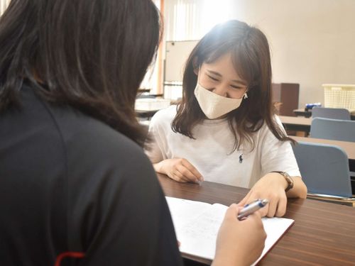 公営塾「神峰学舎」の様子。教科学習の他にも様々な分野のゲストを呼んで生徒と意見交換をする機会を設けています