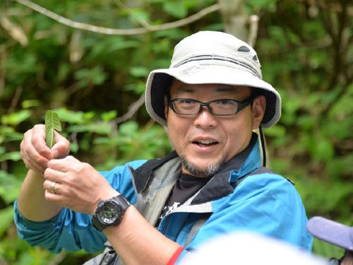 館長 佐々木さん。根っからの生き物好き！2022年6月には、著書「本気で遊ぶ大人に子どもはついていく: 自然は未来を育てる学びの場」が出版されました！