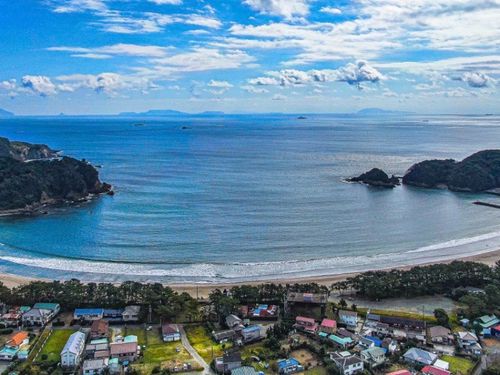 山を背に広がる大海原の絶景を見ながら、のんびり過ごしませんか