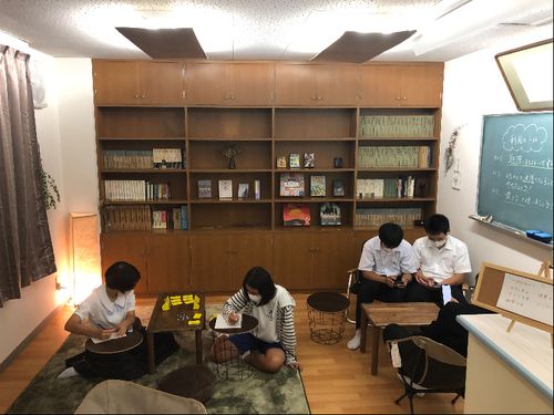 塾スタッフがDIYした「勉強“NG”部屋」でくつろぐ生徒。勉強とのメリハリも生まれました♪