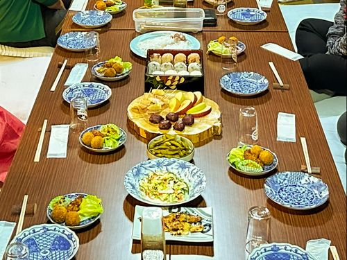ご飯も楽しみの一つ。美味しい食材はもちろん、郷土料理やお酒もおいしいものがいっぱいです。皆で楽しみましょう！
