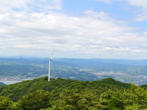 風車と町が見える光景