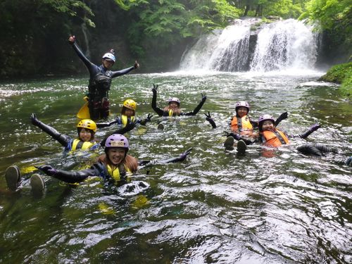夏の人気プログラムのひとつ　リバートレッキング