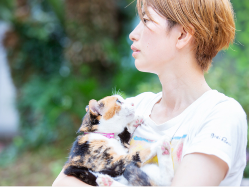 ツアーでお話を伺う橋本みゆきさん。猫ちゃんもいます。
