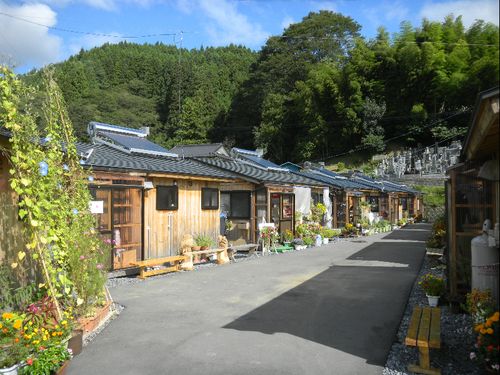 仕事・学びの場は仮設住宅の跡地です