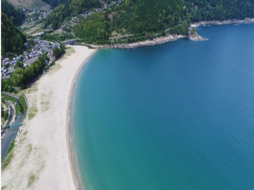 ブルーが映える海水浴場
