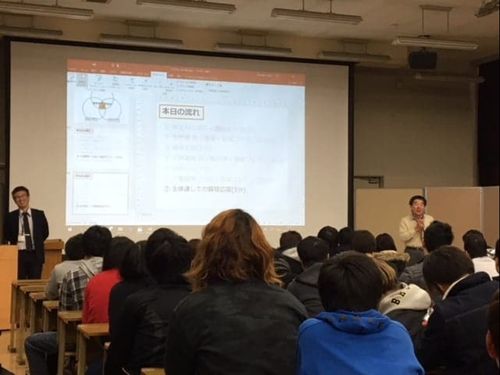 大学で講義することも。