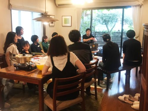 広いリビングでカレースパイス講座を聞く