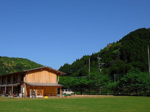 里山ながやは小学校跡地にたてられた移住者向け集合賃貸住宅です