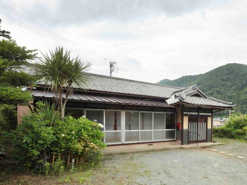 丘の上に立つ平屋建ての拠点