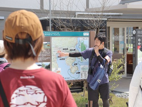 まち歩きトレッキングガイドの様子