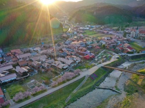 上空からドローンで捉えた、村の中心エリア。出雲街道・旧 宿場町。住居地でもあり観光地でもある中心通りは、具体的な規制がないものの石州瓦（せきしゅうがわら）による統一感がみられる。（事業主創出事業 参加者撮影）