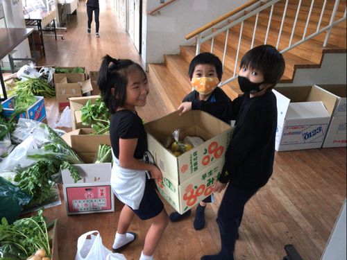 リアル見学会。地域の方が野菜をご提供くださいます。