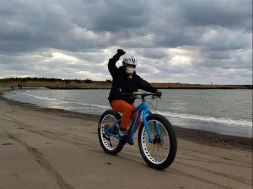 ファットバイクは極太タイヤで雪道も砂浜も走れちゃうよ！