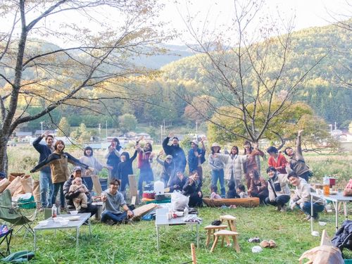 都心の家族と地域住民が混ざり合うキャンプ