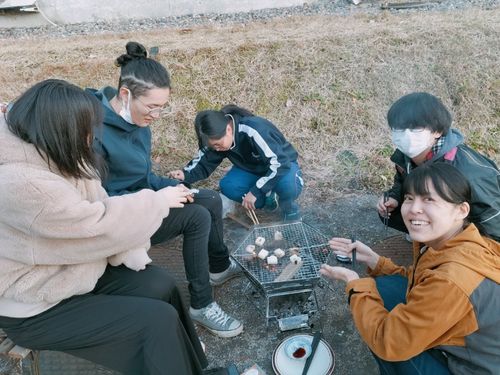 寮の前で焚き火をしました。一緒にごはんを食べたり、時には深い話をすることも。