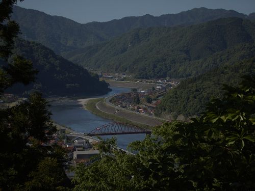 山々に囲まれ、江の川（ごうのかわ）沿いに集落があります。