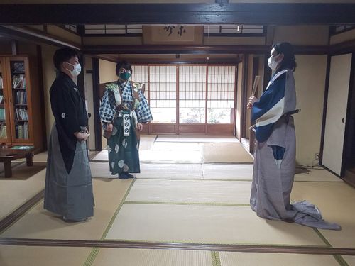 狂言体験のようす（左が山口鷺流狂言保存会メンバー）