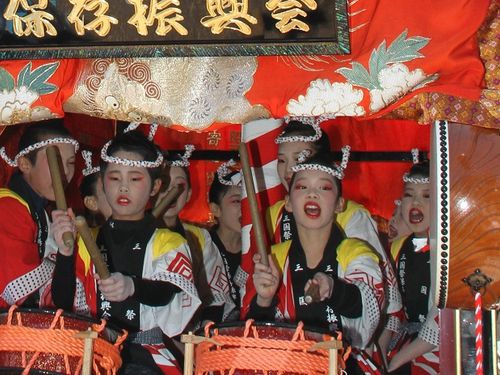 6基の山車で披露される子ども囃子