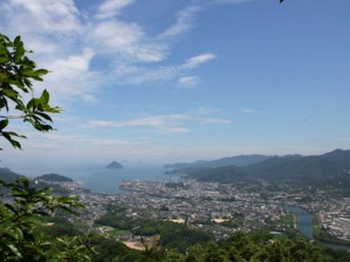 海、山、川が近く、近隣市とのアクセスも良好です