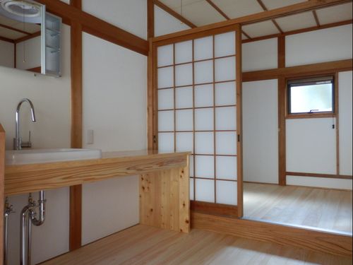 檜張りの洗面脱衣場