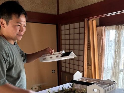 建築パースを説明する杉本さん