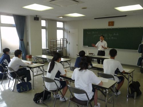 あつみ地域未来塾での学習支援の様子