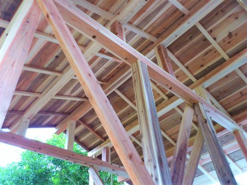 移住してまず最初に「お風呂とトイレ」棟を建てました。次の目標は、ドームハウスをセルフビルドすること！