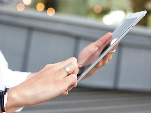 業務に必要なタブレット・PC等はこちらで用意します。