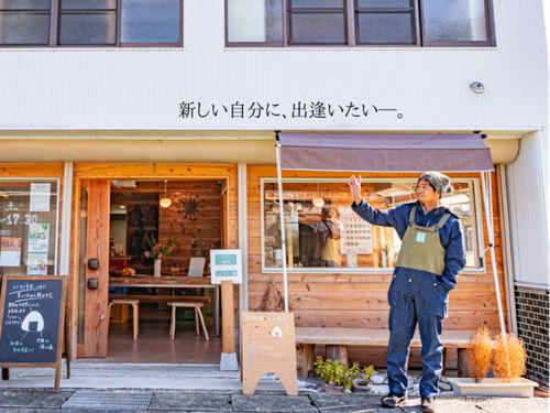 田舎で起業した木村と店舗（おむすび屋）