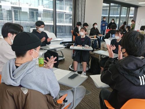 大学生、高校生とも一緒に活動します